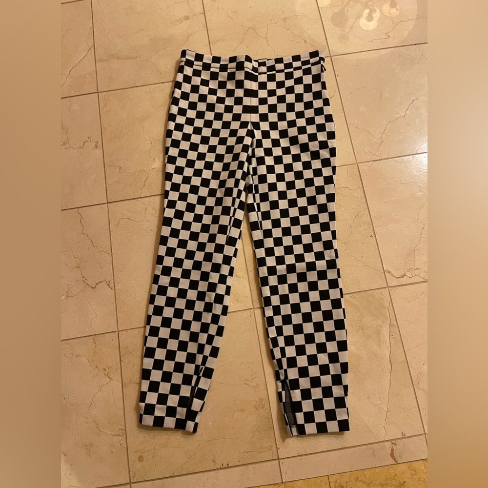 Like new in perfect condition. Cute zips on the bottom :)
